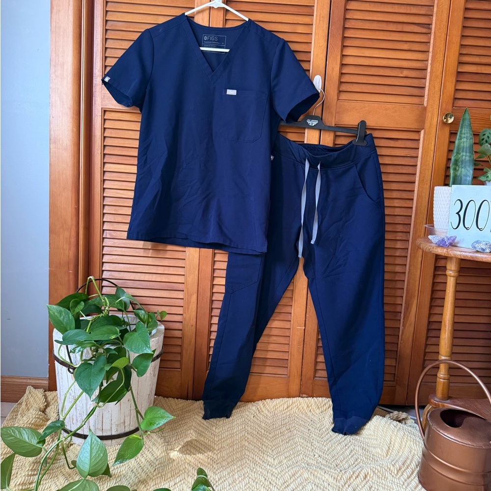 Navy Blue FIGS technical collection jogger set like new condition!